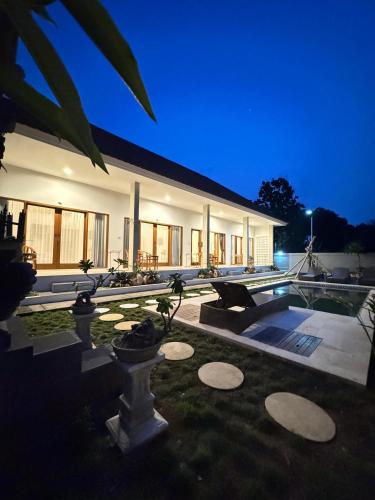 Taman di luar Bayedan Homestay
