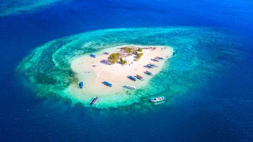 une vue aérienne d'une île dans l'océan dans l'établissement Gili Camp X - Kedis Island, à Gili Sudak