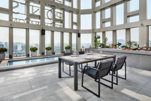 Πισίνα στο ή κοντά στο Four Points by Sheraton Seoul Gangnam