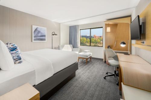 Postel nebo postele na pokoji v ubytování Courtyard by Marriott Columbus Phenix City