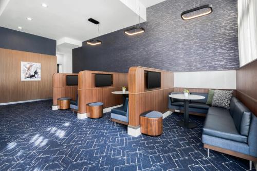 Posezení v ubytování Courtyard by Marriott Columbus Phenix City