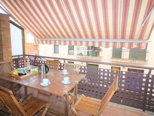 Apartamento Espacioso con Terraza y Barbacoa, a 200m de la Playa en Roses - ES-258-74