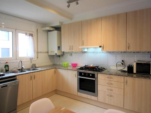 Appartement spacieux à Roses, proche plage et marché, terrasse avec barbecue, parking gratuit