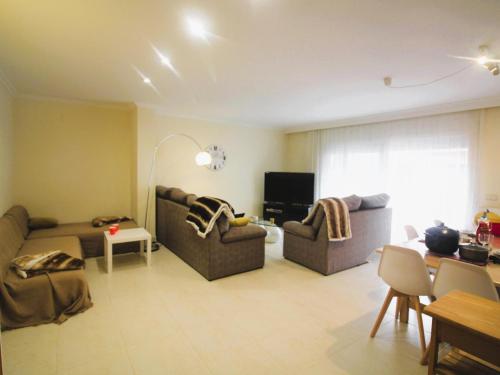 Appartement spacieux à Roses, proche plage et marché, terrasse avec barbecue, parking gratuit