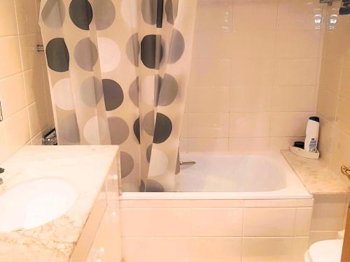 Appartement spacieux à Roses, proche plage et marché, terrasse avec barbecue, parking gratuit