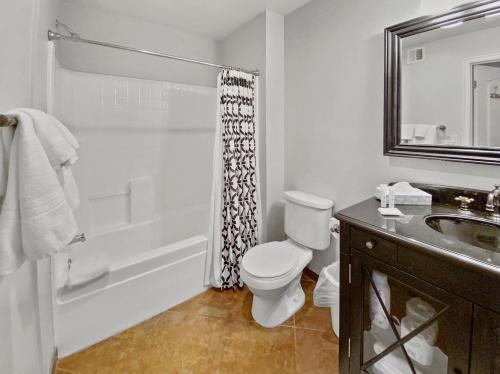 Un baño con inodoro, lavabo y ducha. en 202 Fox Bay Condo by SkyRun Park City, en Heber City