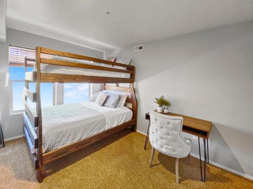 1 dormitorio con litera y escritorio con silla en 202 Fox Bay Condo by SkyRun Park City, en Heber City