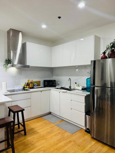 Кухня или мини-кухня в Gramercy Residences 2bedroom with Balcony
