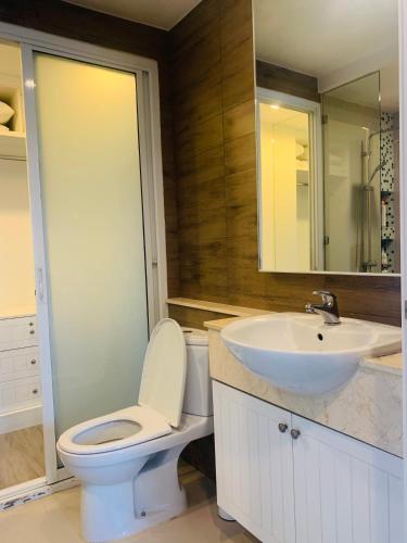 a bathroom with a toilet and a sink at Oasis at The BluX, Bangsaen beach in Ban Bang Saen (1)