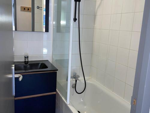 une salle de bain avec une douche, un lavabo et une baignoire dans l'établissement Appartement cosy à Plagne 1800, 4-5 pers, accès piscine - FR-1-181-2842, à La Plagne Tarentaise