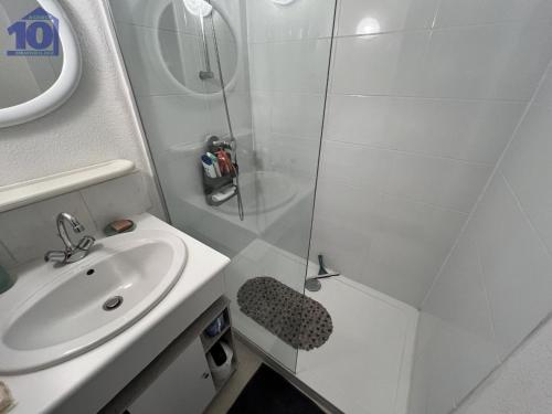 une salle de bain avec douche et lavabo dans l'établissement Pavillon à 50m de la plage avec parking et climatisation pour 4 personnes - FR-1-781-62, à Valras-Plage