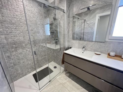 une salle de bain avec un lavabo et une douche dans l'établissement Appartement moderne climatisé, terrasse sud, 4 pers, parking - FR-1-781-63, à Valras-Plage