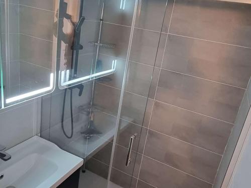 une salle de bain avec douche et lavabo dans l'établissement Charmant T2 climatisé avec piscine et parking à 100m de la mer - FR-1-607-207, au Cap d'Agde