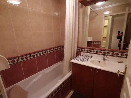 une salle de bain avec une baignoire, un lavabo et un miroir dans l'établissement Valras-Plage: Pavillon 6 pers, Piscine, Parking privé - FR-1-781-66, à Valras-Plage