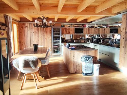 - une cuisine avec des murs en bois et une table en bois dans l'établissement Chalet de luxe rénové, 5 chambres, cheminée, parking, proche Côte d'Azur - FR-1-292-219, à Isola