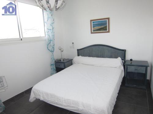 une chambre avec un lit blanc et une fenêtre dans l'établissement Villa moderne 5/6 pers, clim, parking, proche plage et centre - FR-1-781-64, à Valras-Plage