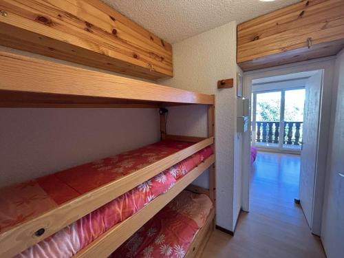 une chambre avec deux lits superposés dans une pièce dans l'établissement Studio cabine au pied des pistes avec balcon et parking gratuit - FR-1-297-348, à Auris