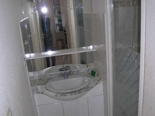 une salle de bain avec un lavabo et une douche dans l'établissement Appartement cosy 4 pers, proche plage&centre, cellier privatif - FR-1-781-65, à Valras-Plage