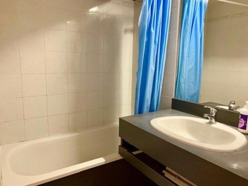 une salle de bain avec un lavabo et une baignoire dans l'établissement Cap d'Agde : T2 cabine, piscine, parking, proche mer - FR-1-607-208, au Cap d'Agde