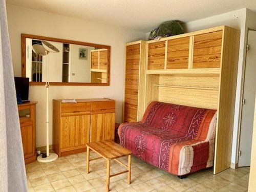 une chambre avec un lit, un bureau et une table dans l'établissement Cap d'Agde : T2 cabine, piscine, parking, proche mer - FR-1-607-208, au Cap d'Agde