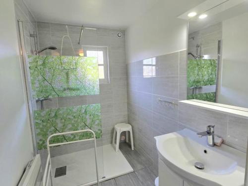 Un baño blanco con ducha y lavabo. en Maison périgourdine familiale proche sites préhistoriques - FR-1-616-291, en Grèzes