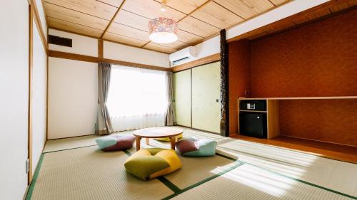 上田市にあるSmooth & Livingのリビングルーム(テーブル、椅子付)