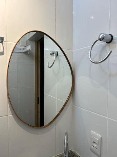 une salle de bain avec un miroir et un lavabo dans l'établissement Moderno Loft - Centro Rio de Janeiro, à Rio de Janeiro