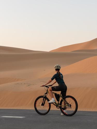 una persona in bicicletta nel deserto di Liwa Nights ليالي ليوا a Liwa