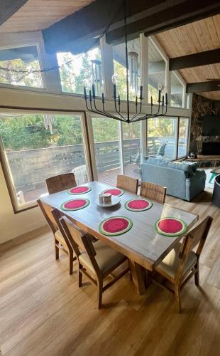 Gambar di galeri bagi Mountain Lakehouse di Crestline