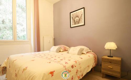 une chambre avec un lit et une fenêtre dans l'établissement Bourrin le rocher, à Saint-Martin-dʼUriage