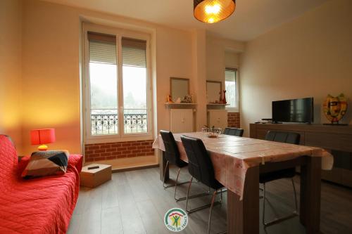 un salon avec une table et un canapé dans l'établissement Bourrin le rocher, à Saint-Martin-dʼUriage