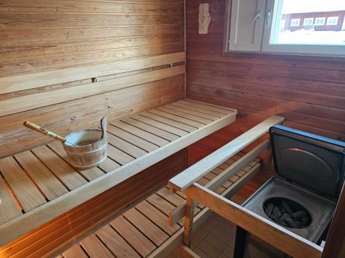 una pequeña sauna con banco y fogones en Authentic Arctic Villa at the Delta, en Rovaniemi