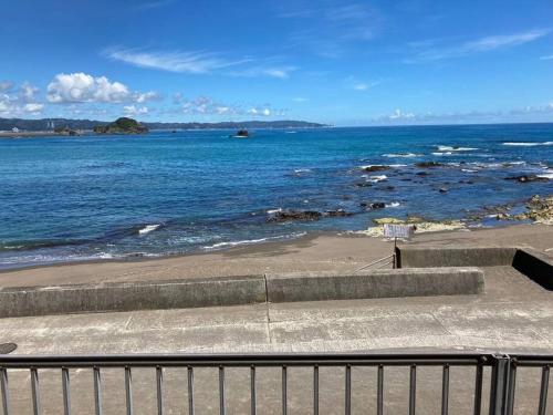 a view of a beach with the ocean at OceanフロントYASHIRO鴨川 目の前に海が広がる広々一軒家貸切 11名 in Kamogawa