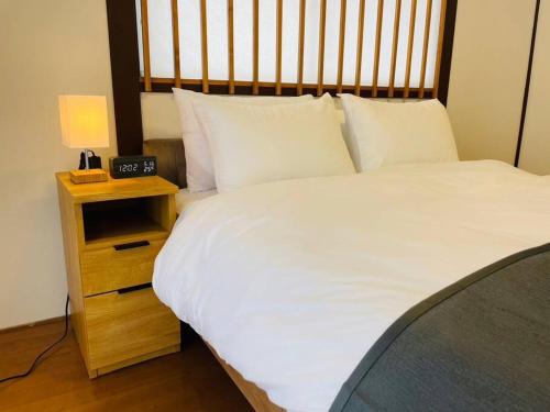 Katil atau katil-katil dalam bilik di Irest village Ashikaga
