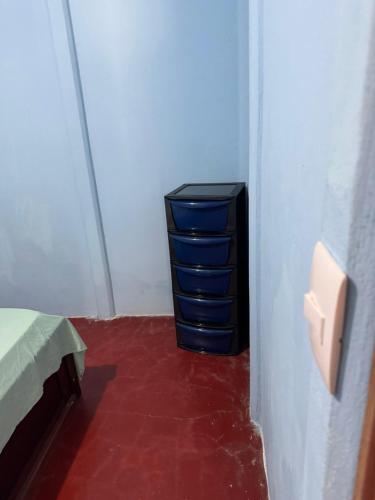 a bedroom with a dresser with blue drawers at Casa Tabacon cr in Río Claro