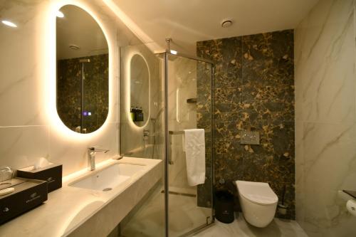 a bathroom with a sink and a shower and a toilet at Mounthree in Pʼambak