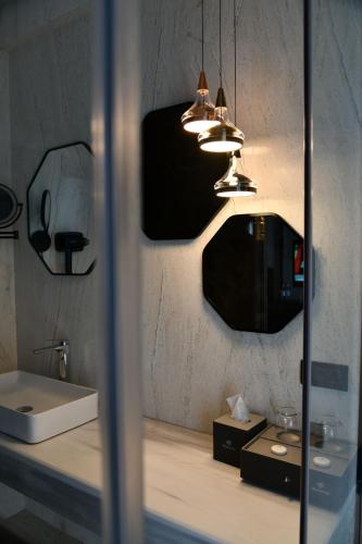 a bathroom with a sink and two mirrors at Mounthree in Pʼambak