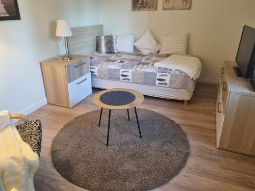 フディクスバルにあるStudio apartment centrally locatedのベッドルーム1室(ベッド1台、テーブル、ラグ付)
