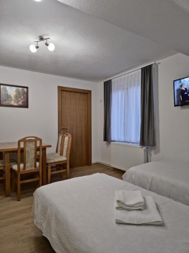 Ein Bett oder Betten in einem Zimmer der Unterkunft Apartments Tatic