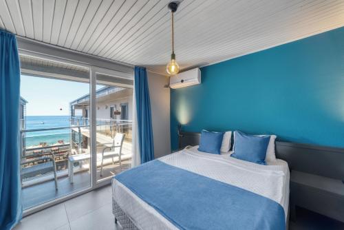 Katil atau katil-katil dalam bilik di Royalisa Palmiye Beach Hotel Adult Only
