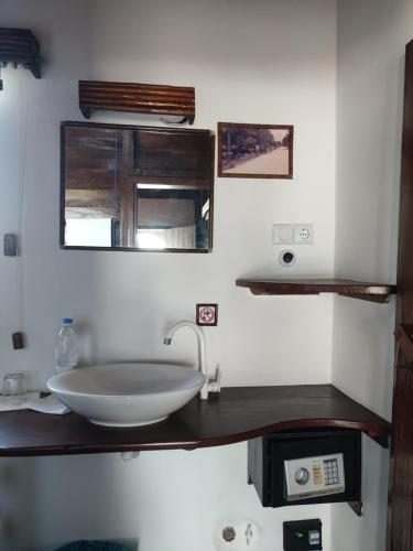 a bathroom with a bowl sink on a counter at Hotel Ecolodge Riake Resort & Villa in Sainte Marie