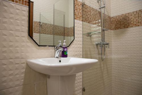 Koupelna v ubytování 3 BEDROOM FULLY SERVICED APARTMENT At INDEPENDENCE LAYOUT