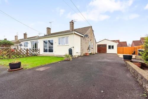 an empty driveway in front of a house at Perfect for Contractors Deal, 4BR House, 6BD, City Center, Free WiFi, Parking in Huntspill