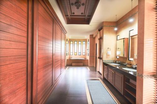 baño con paredes de madera y un pasillo largo en 清迈纳朵泰式兰纳风格网红豪华私人泳池热带花园别墅紧邻魏功甘古城, en Chiang Mai