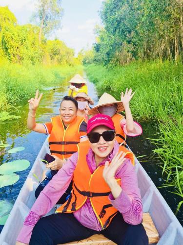 a group of people in a canoe on a river at Onsen Cóc Retreat in My Tho