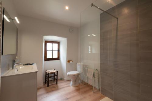 Bilik mandi di Gîte Gîte La Fontaine 2/3 personnes