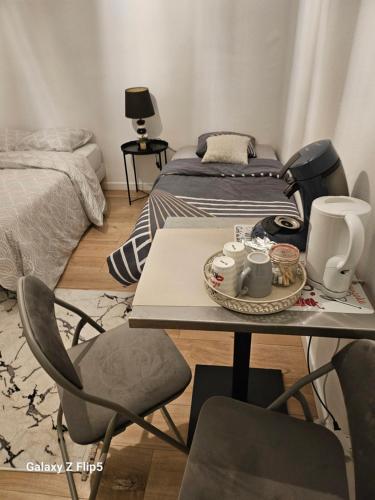 une chambre avec un lit, une table et des chaises dans l'établissement Magnifique chambre, à Beauvais