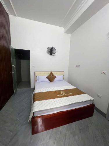 En eller flere senge i et værelse på Vy Anh Hotel