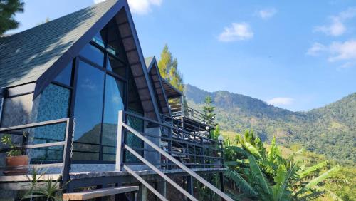 Pemandangan gunung umum atau pemandangan gunung yang diambil dari resort