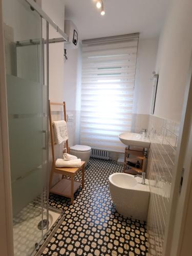 a bathroom with a tub and a sink and a toilet at Il Fico d'India in Bresso